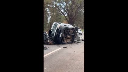 Van ficou destruída após ser atingida por ônibus furtado em MG