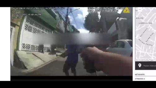 Momento em que o homem parte para cima do policial com uma marreta; caso ocorreu na zona sul de São Paulo