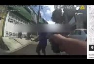 Vídeo: Homem em surto psicótico parte para cima de PMs com uma marreta e é baleado