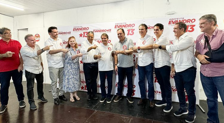Elmar Nascimento (de camisa cinza) deu apoio a Evandro Leitão (à esquerda de Elmar)
