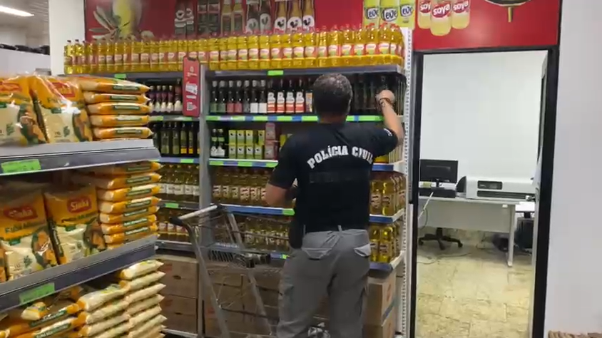 Foram identificadas embalagens contendo óleo composto, que estavam sendo vendidas como azeite de oliva