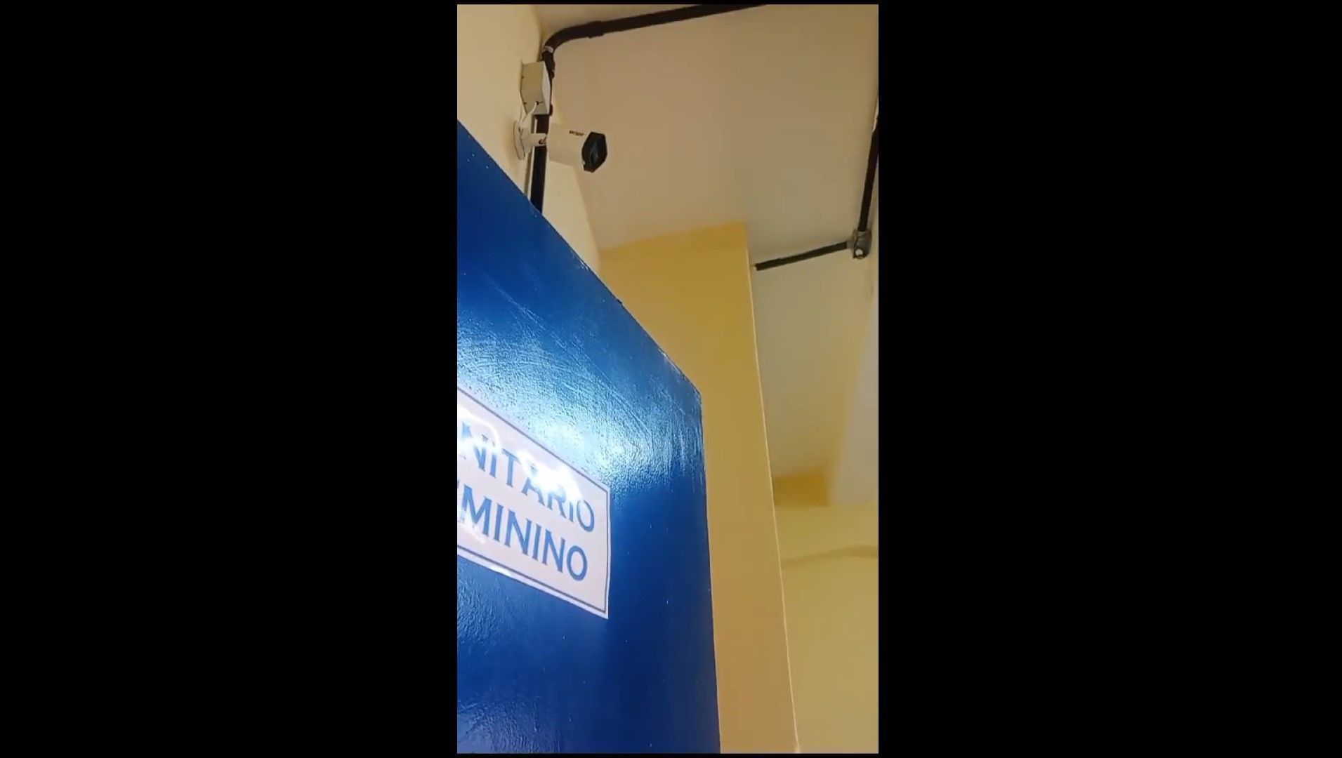 Câmera colocada dentro de banheiro feminino em escola estadual em Pernambuco