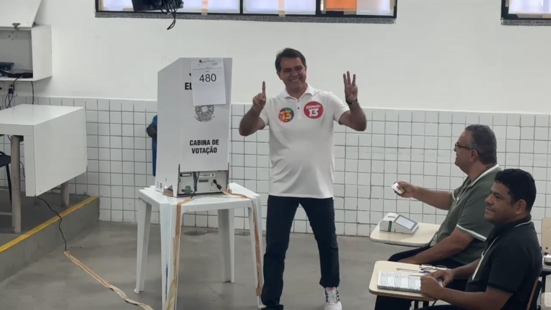 Candidato Evandro Leitão (PT) vota em Fortaleza neste domingo (27). • Reprodução