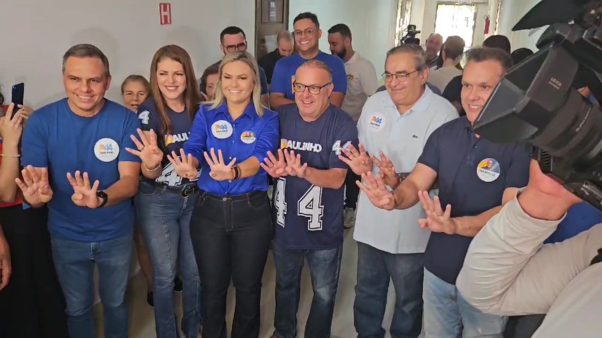 Candidato a prefeito de Natal, Paulinho Freire (União Brasil) votou no segundo turno acompanhado de sua vice, Joanna Guerra • CNN