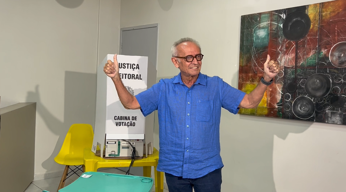 Prefeito e candidato à reeleição Cícero Lucena (PP) vota neste domingo (27) em João Pessoa.