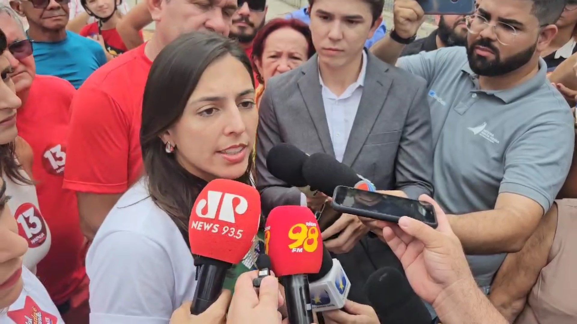 Candidata do PT à Prefeitura de Natal, Natália Bonavides falou com jornalistas após votar no segundo turno • CNN