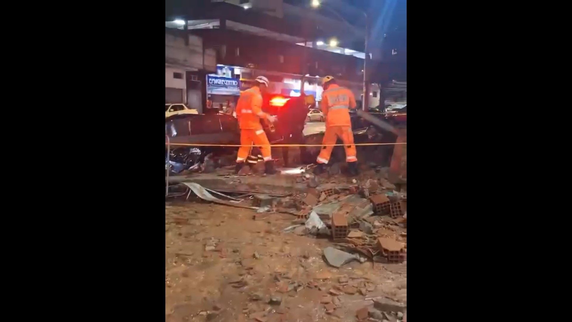 Bombeiros atuam em ocorrência de desabamento provocada pelos temporais em Belo Horizonte