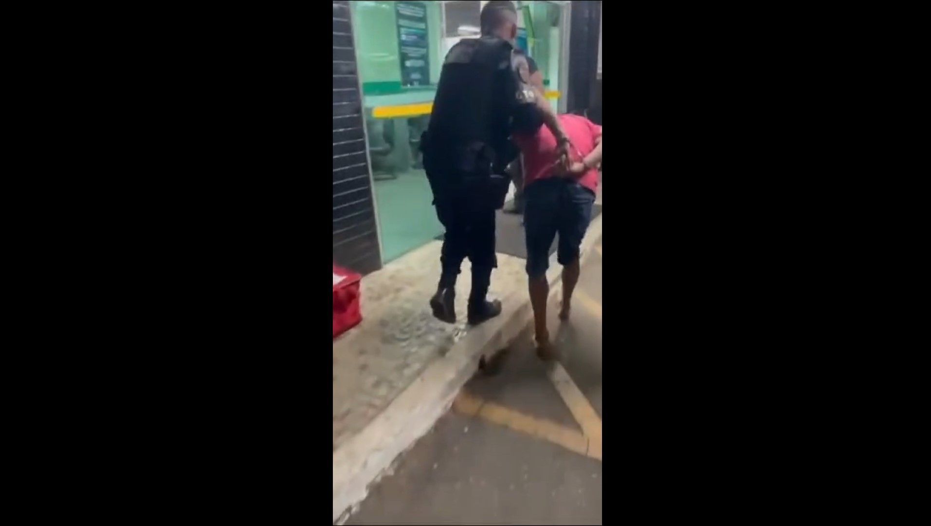 Momento em que o homem é preso pela polícia