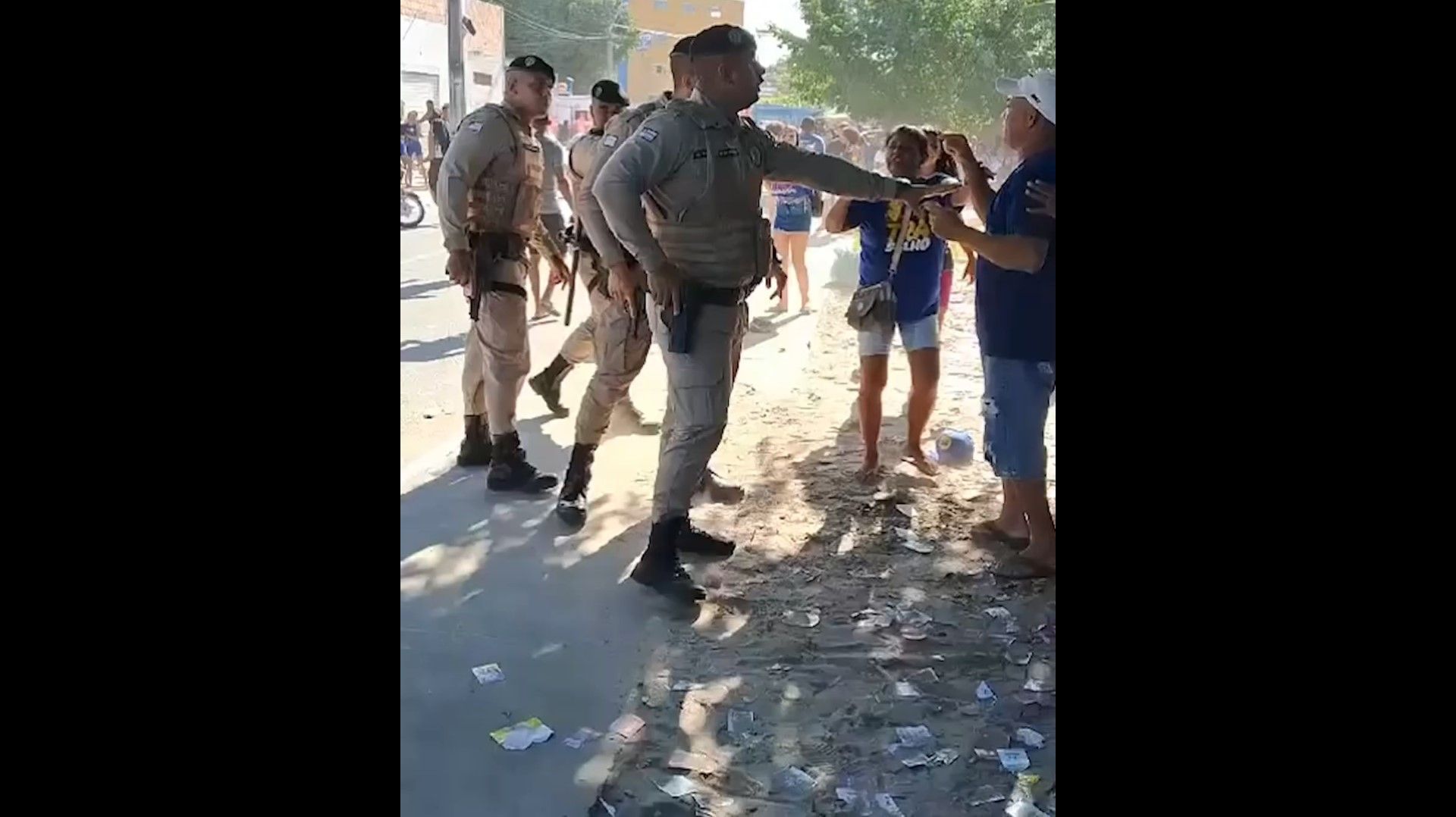 Momento da confusão entre eleitores e policiais militares na região metropolitana de Salvador (BA)