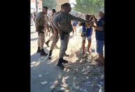 PM agride eleitores com chutes e empurrões na Bahia; veja vídeos