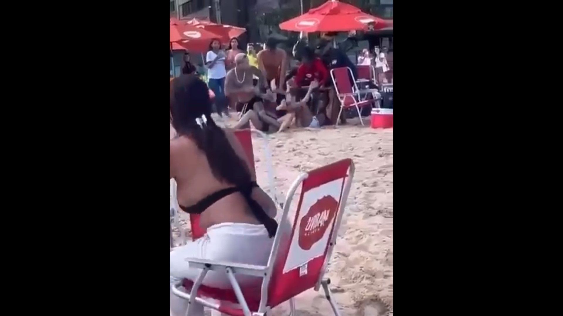 Momento que as influenciadores brigam em praia do Recife