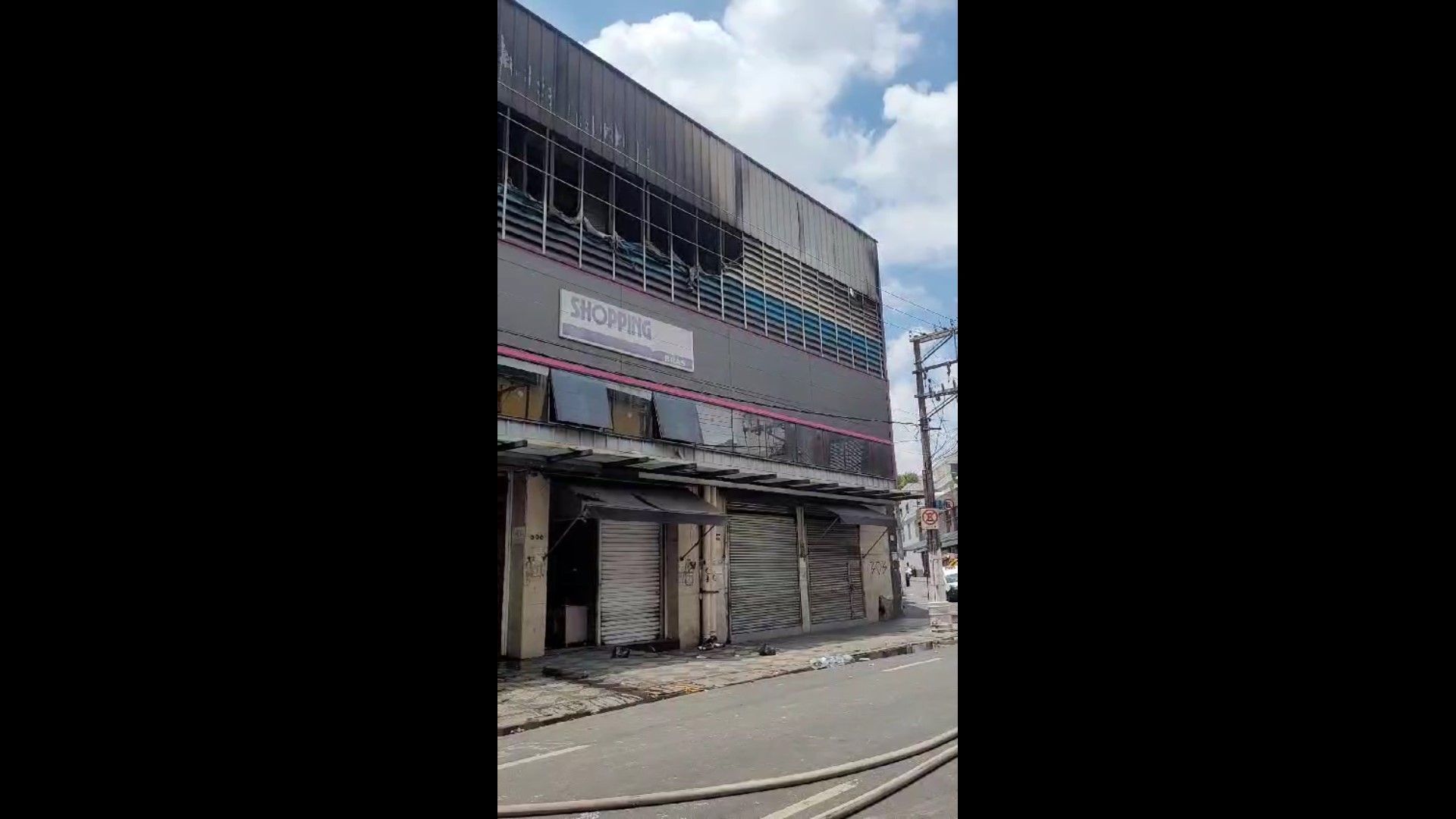 Shopping popular atingido por incêndio no Brás, em São Paulo