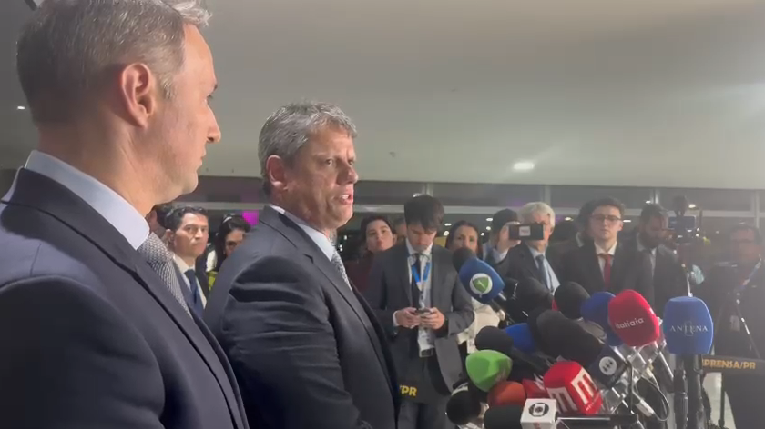 O governador de São Paulo, Tarcísio de Freitas (Republicanos), fala à imprensa após reunião no Planalto