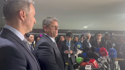 O governador de São Paulo, Tarcísio de Freitas (Republicanos), fala à imprensa após reunião no Planalto