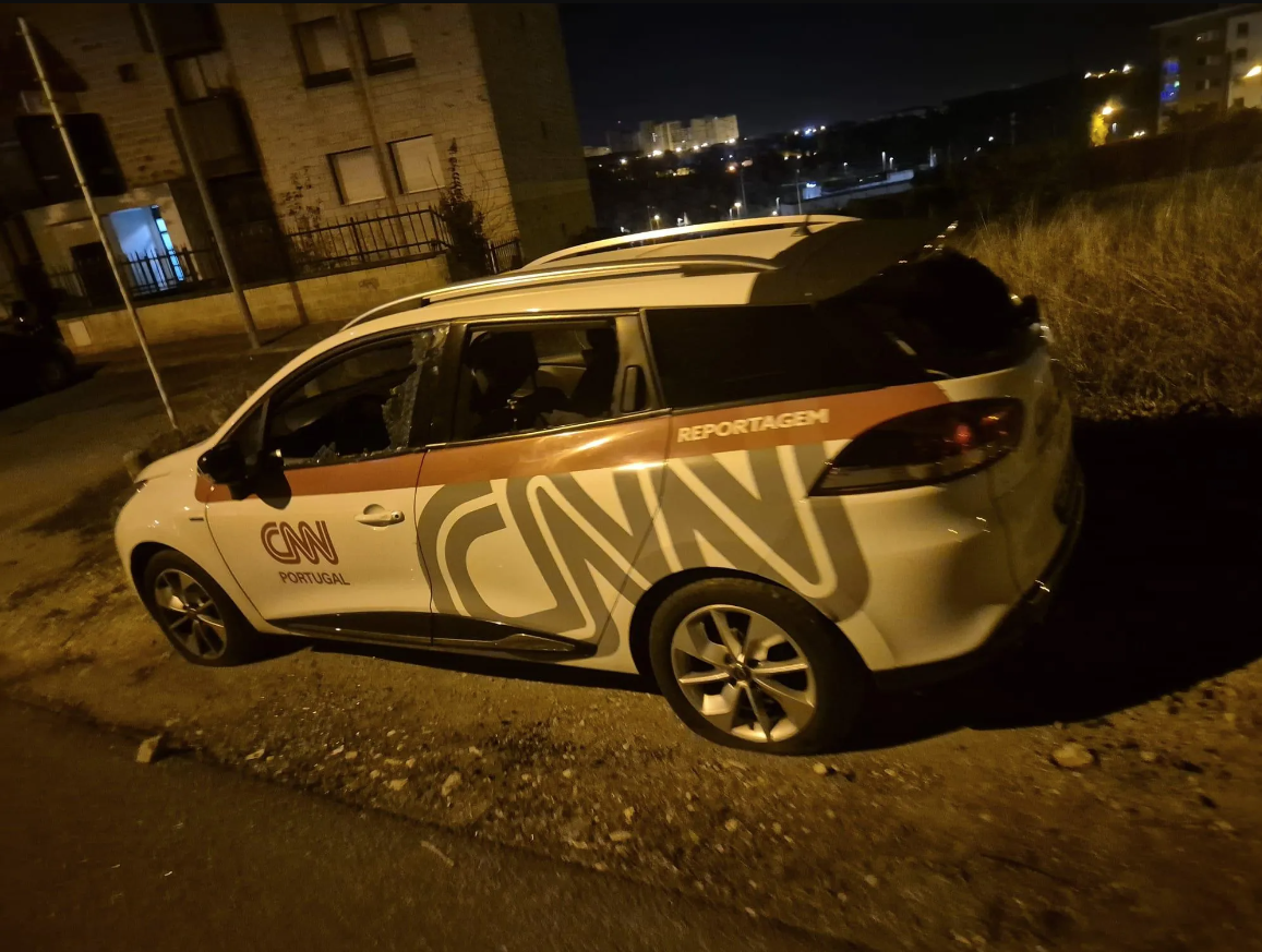 Manifestantes destroem carro de reportagem da CNN Portugal • Reprodução/CNN Portugal
