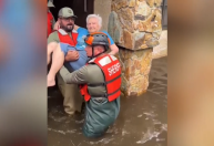 Furacão Milton: Vídeo mostra mulher de 91 anos sendo resgatada após inundações