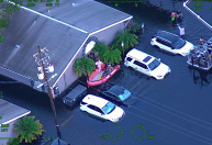 Furacão Milton: Vídeo de drone mostra resgate em cidade inundada na Flórida