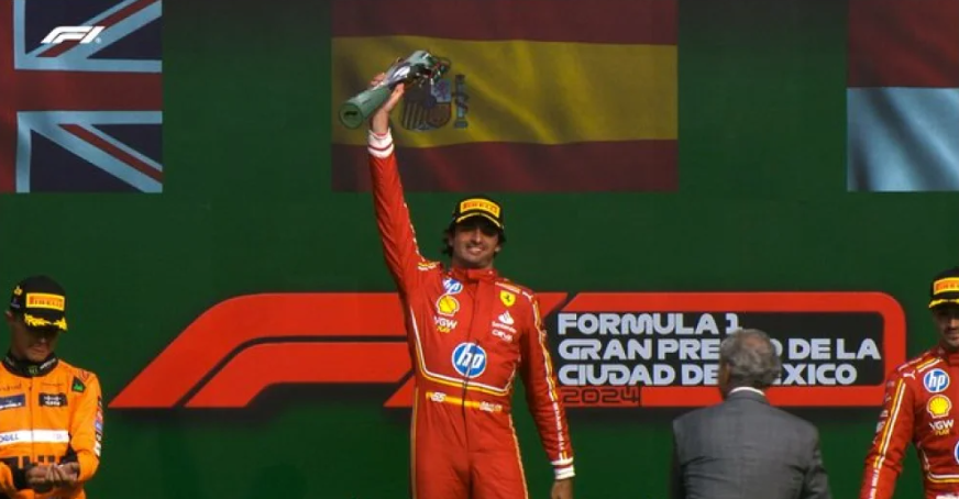 Carlos Sainz no lugar mais do alto do pódio