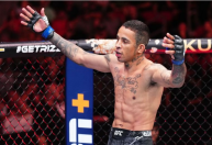 Campeão do UFC se impressiona com brasileiro: "Fuma o dia inteiro e vence"