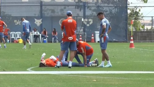 Cássio sente dores e deixa treinamento do Cruzeiro