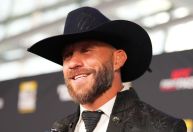 Lenda do UFC larga aposentadoria para atingir marca histórica