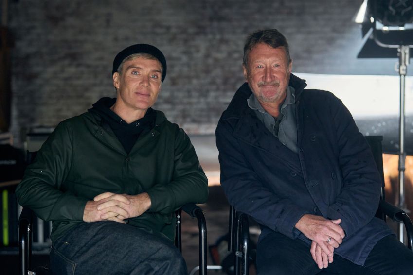 Cillian Murphy e Steven Knight no set do filme "Peaky Blinders" • Divulgação/Netflix