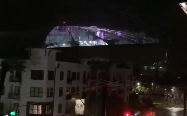 Cobertura de estádio é destruída pelo Furacão Milton