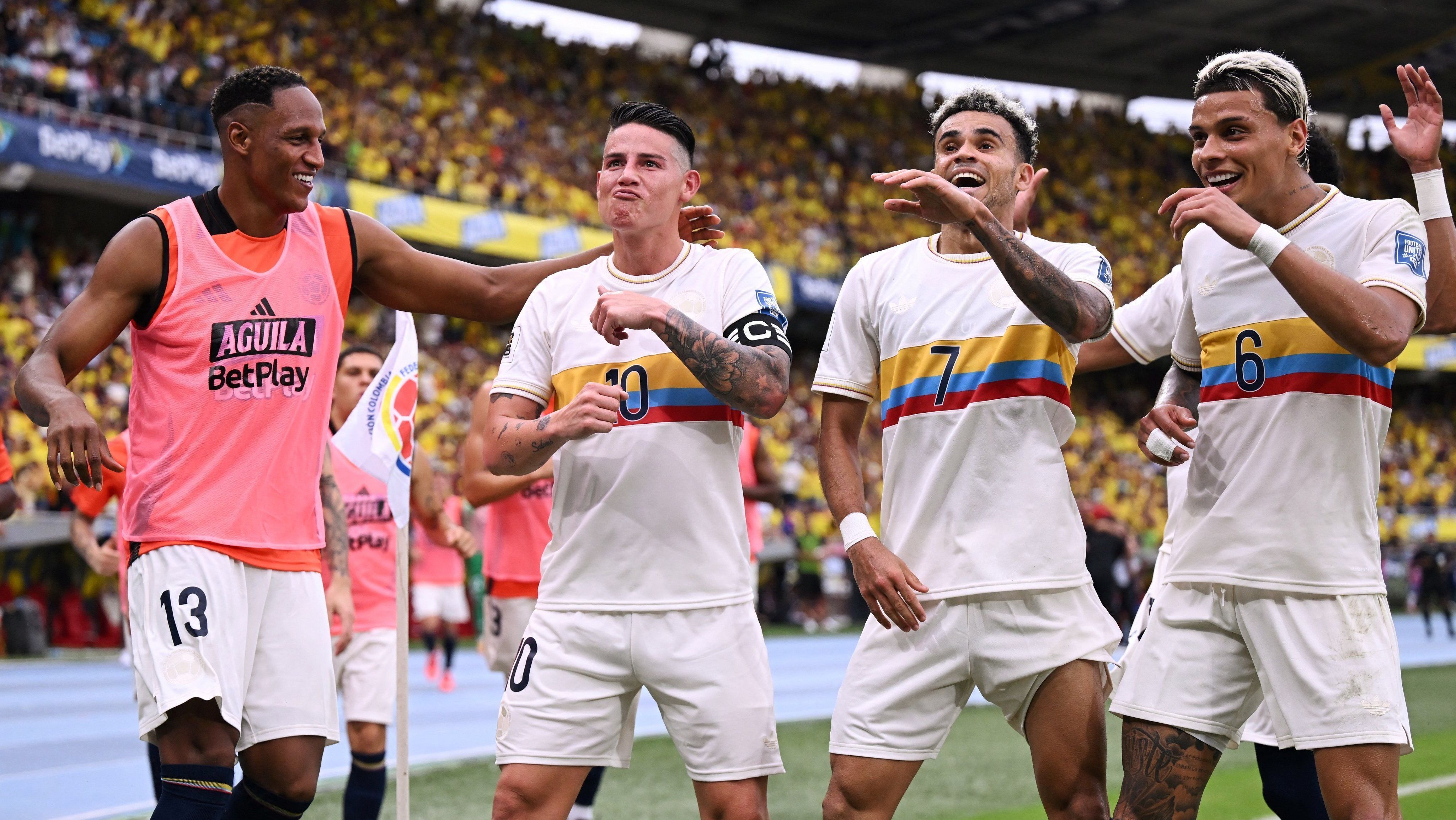Jogadores da Colômbia durante comemoração de um dos gols da vitória contra o Chile