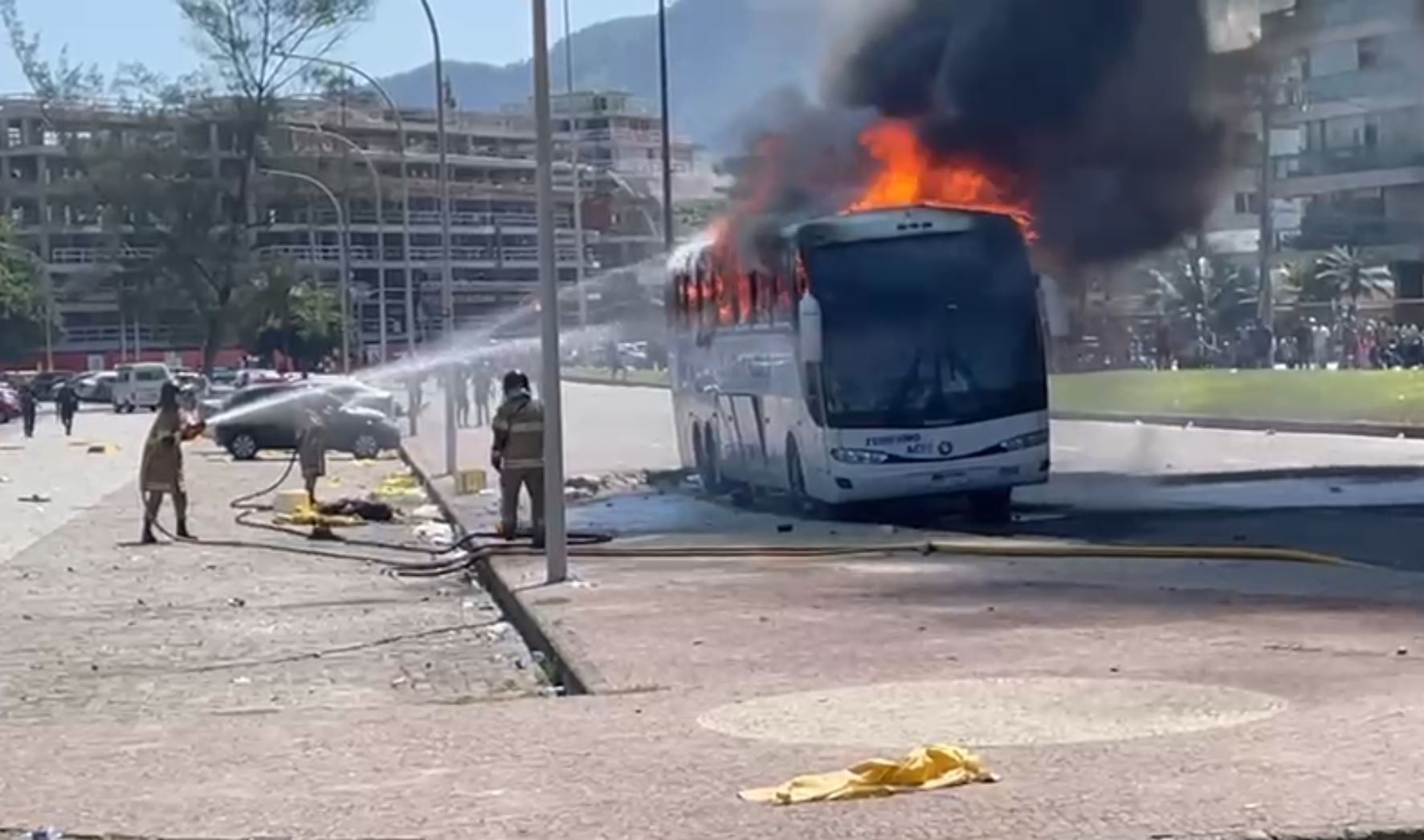 Ônibus foi incendiado durante a briga generalizada envolvendo uruguaios. • Reprodução