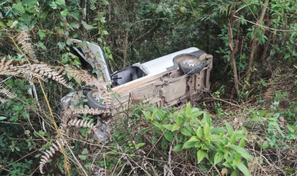 Carro capota e cai em ribanceira na cidade de São João Batista (SC)
