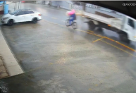 Vídeo: porta de caminhão acerta cabeça de ciclista com guarda-chuva em SC