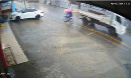 Vídeo: porta de caminhão acerta cabeça de ciclista com guarda-chuva em SC