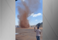 Vídeo: Cidade no Maranhão é atingida por redemoinho de poeira