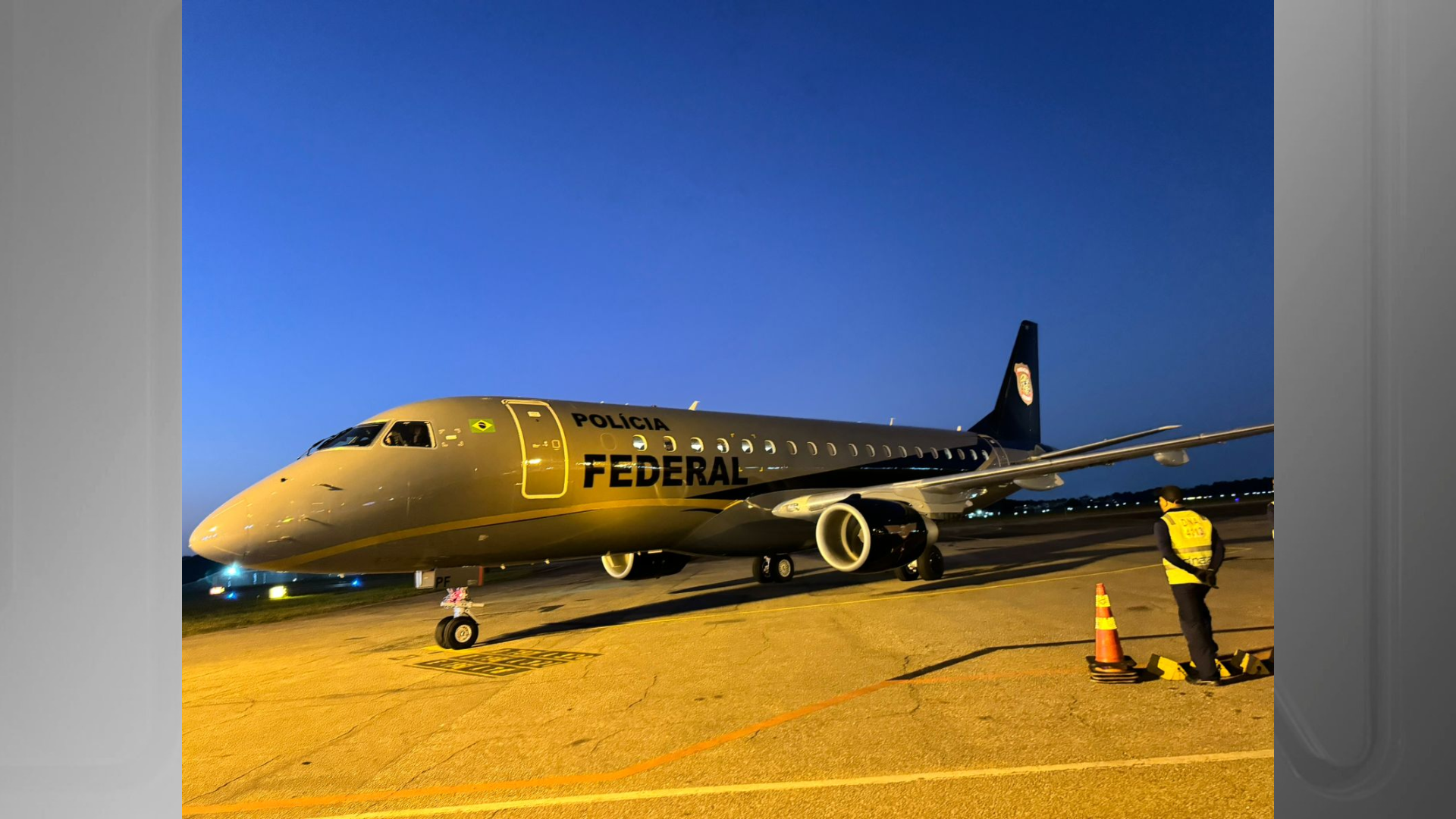 Avião PF