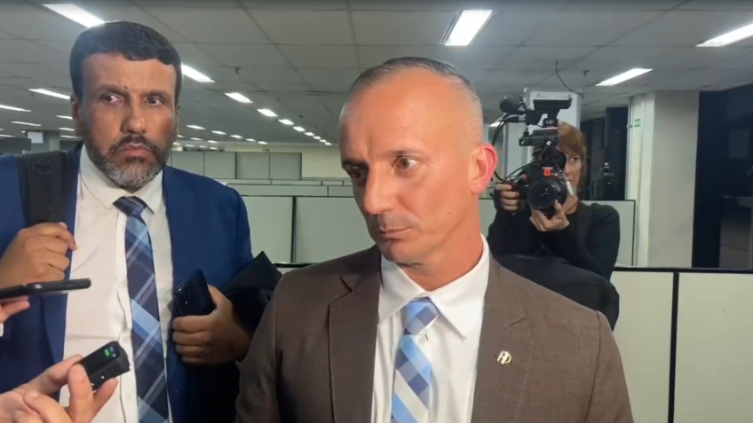 O advogado Alexander Neves Lopes, destituído por Paulo Cupertino durante júri • Marcos Guedes/CNN
