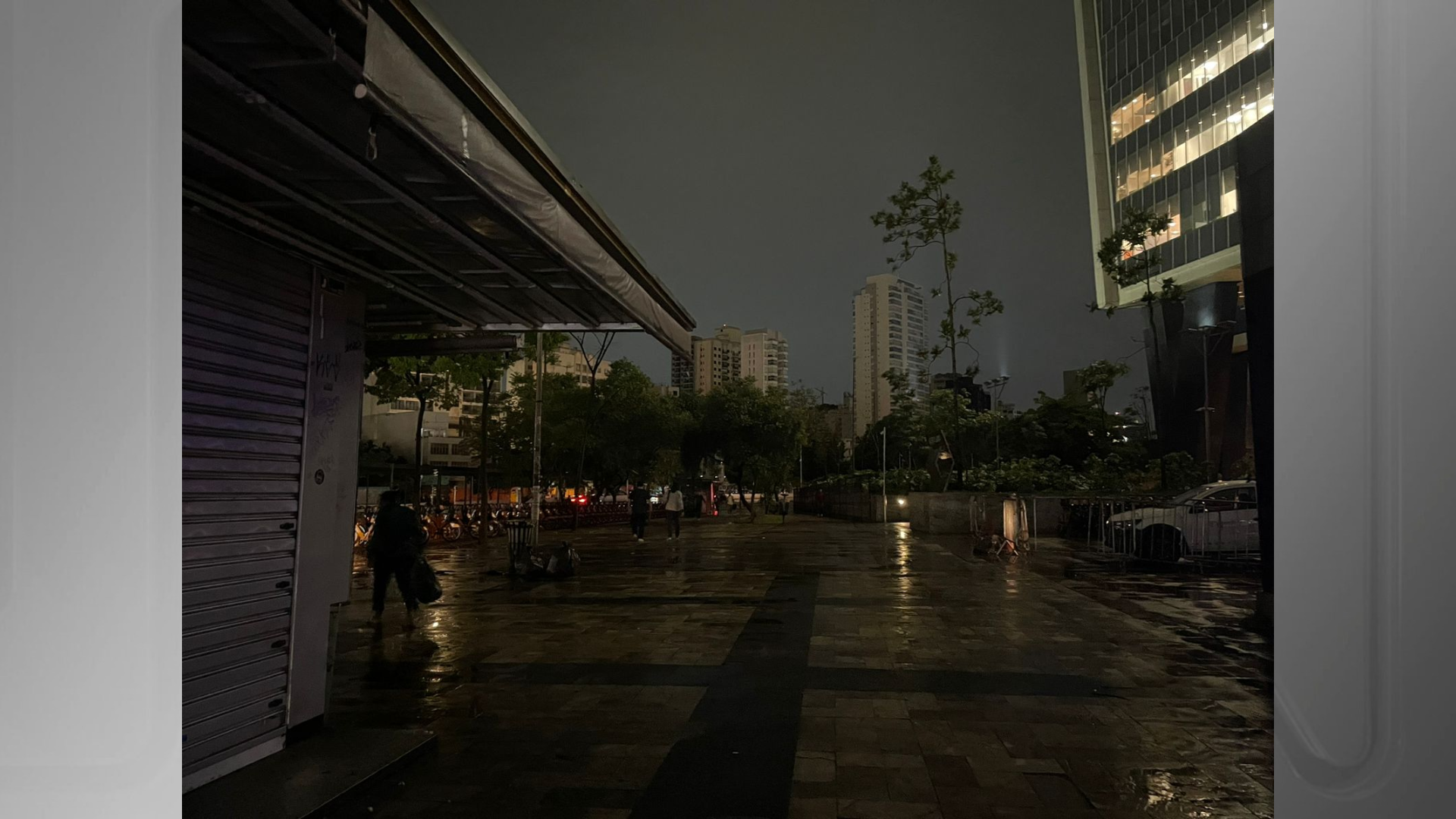Chuva causa estragos na capital paulista no início da noite desta sexta-feira (11)