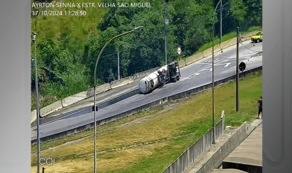 Tanque de carreta com 31 mil litros de etanol tomba na Rodovia Ayrton Senna (SP)