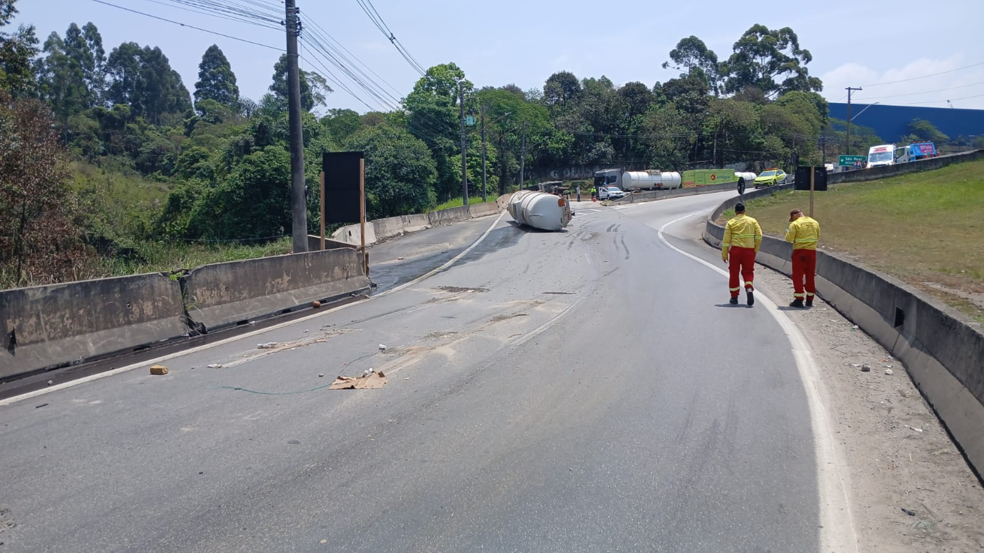 Imagem mostra caminhão-tanque tombado na Rodovia Ayrton Senna • Reprodução