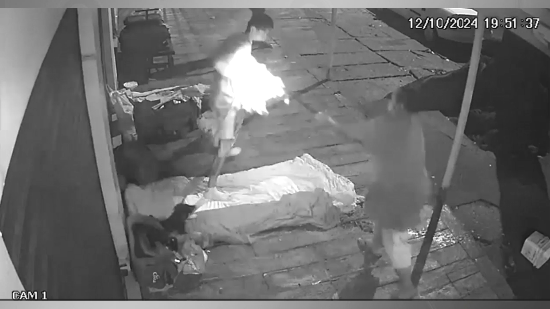 Homem atea fogo morador de rua RJ
