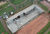 Ventos destroem centro de exposições de Avaré (SP); veja imagens