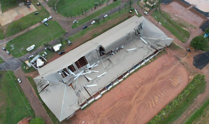 Ventos destroem centro de exposições de Avaré (SP); veja imagens
