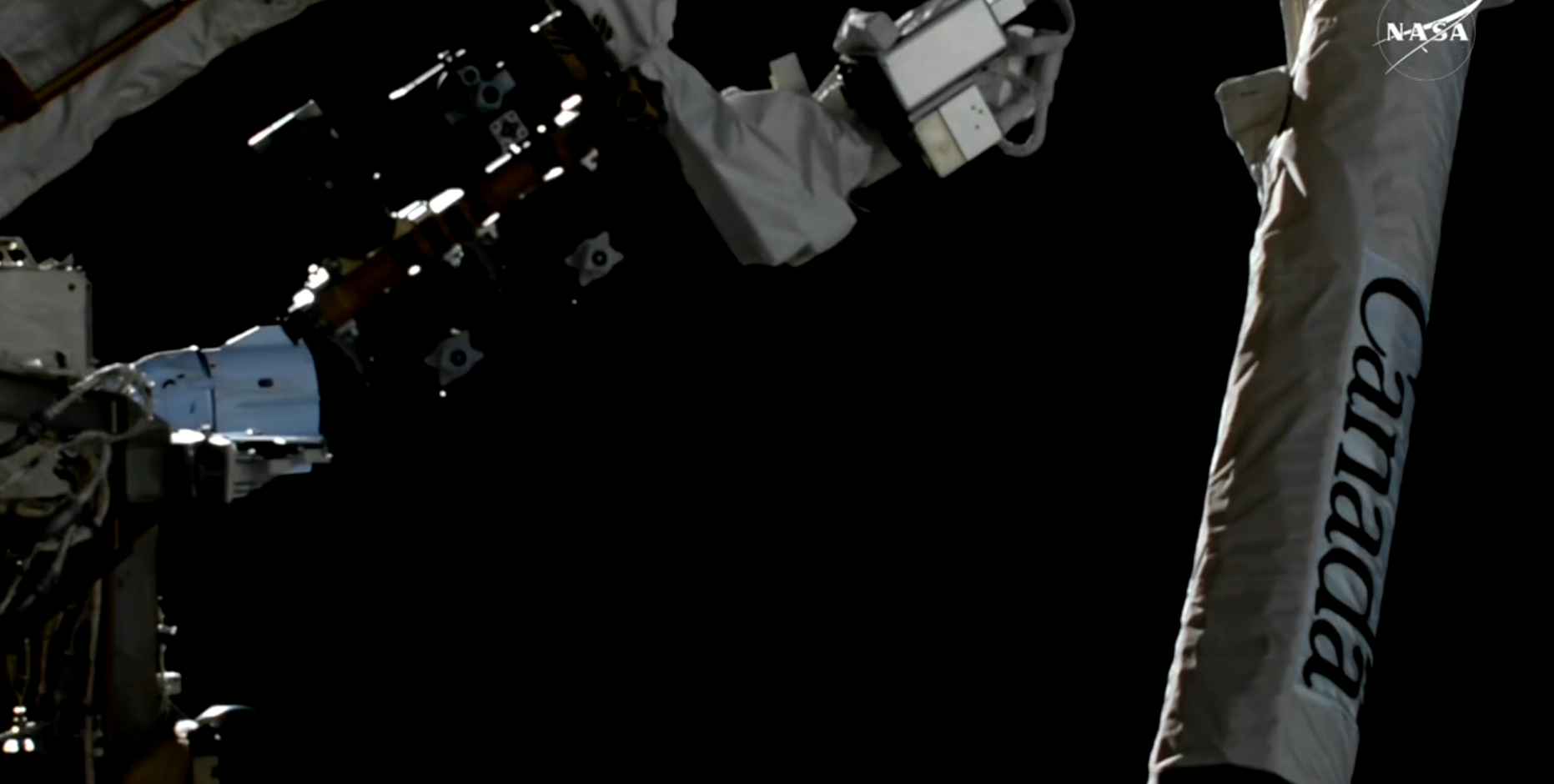 Crew-8 no momento exato em que desacoplou da ISS, nesta quarta-feira (23), para retornar à Terra até a madrugada da sexta-feira (25)