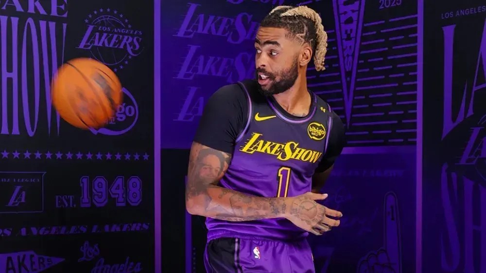 D'Angelo Russell, armador do Los Angeles Lakers, com o novo uniforme da equipe