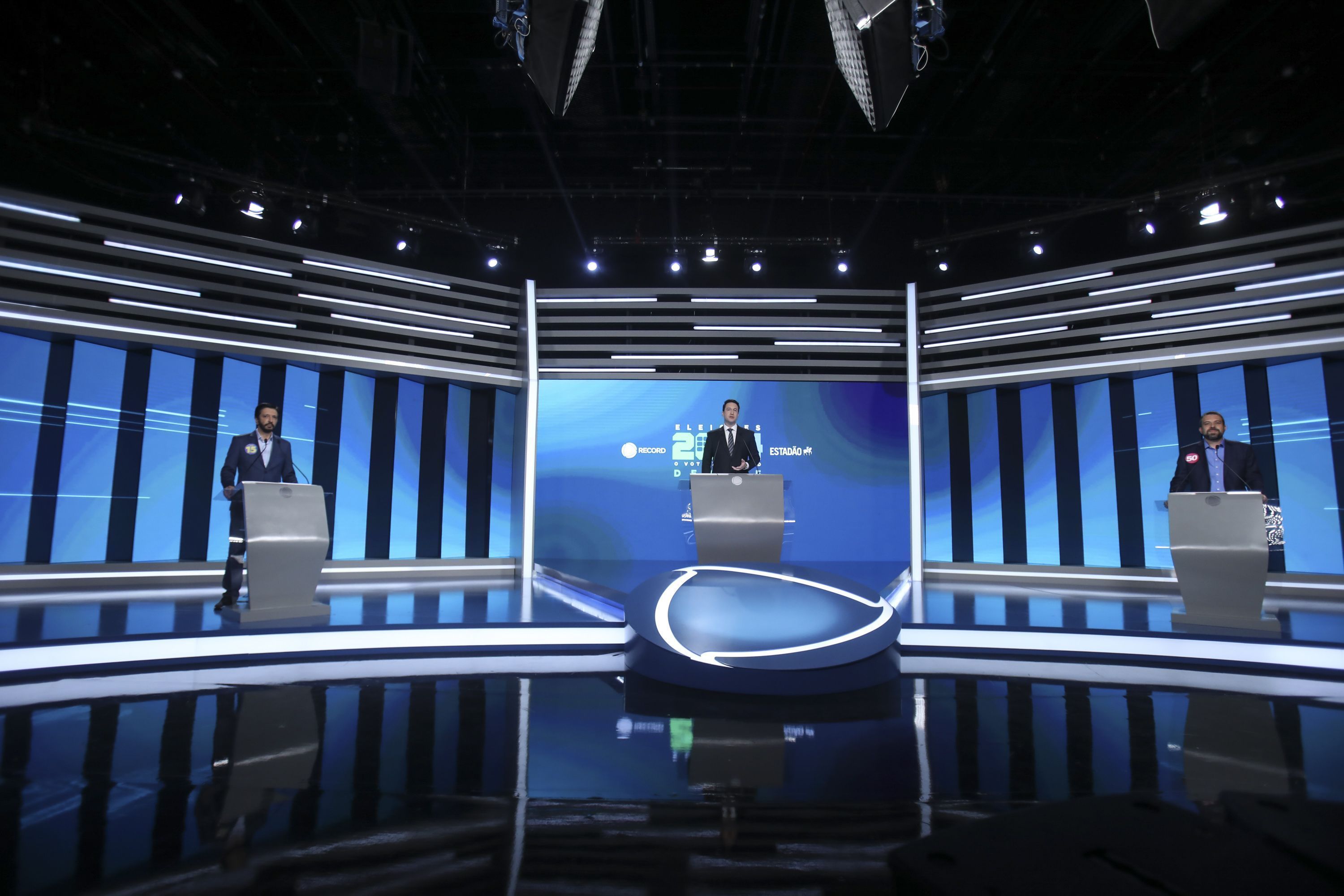O mediador Eduardo Ribeiro (ao centro) e os candidatos Ricardo Nunes (à esquerda) e Guilherme Boulos no debate da TV Record