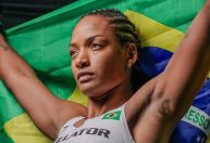 Lutadora do Bellator retorna ao Brasil após coma induzido