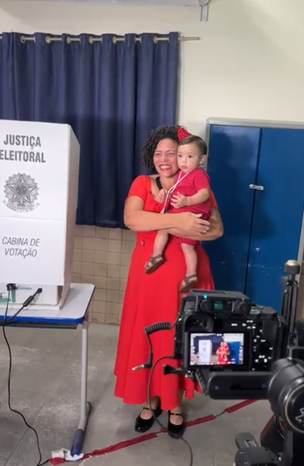 Candidata Dani Portela (PSOL) vota nas eleições municipais de Salvador, neste domingo (6). • Reprodução