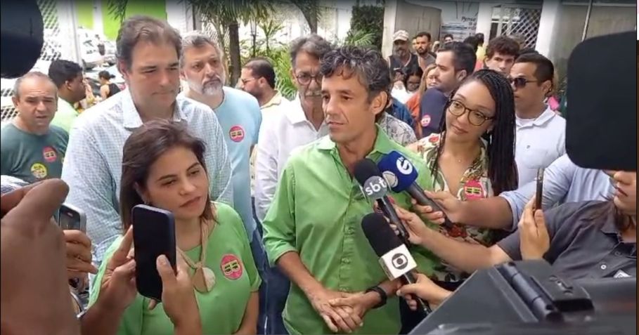 O candidato Daniel Coelho fala à imprensa após votar nas eleições municipais do Recife, neste domingo (6) • Reprodução