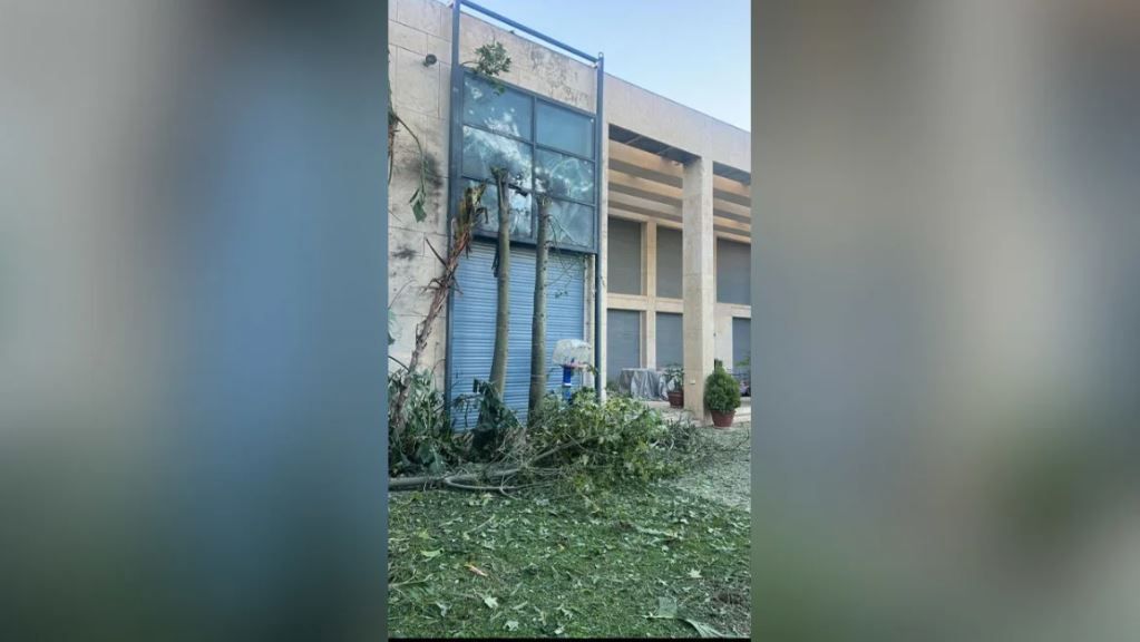 Danos no exterior da casa do primeiro-ministro israelense Benjamin Netanyahu em Cesareia, Israel, em 22 de outubro de 2024
