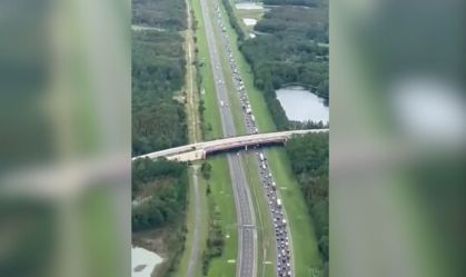 Moradores da Flórida congestionam estradas fugindo do furacão Milton
