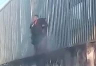 Vídeo: homem tenta dar calote em estação e fica com a cabeça presa no RJ